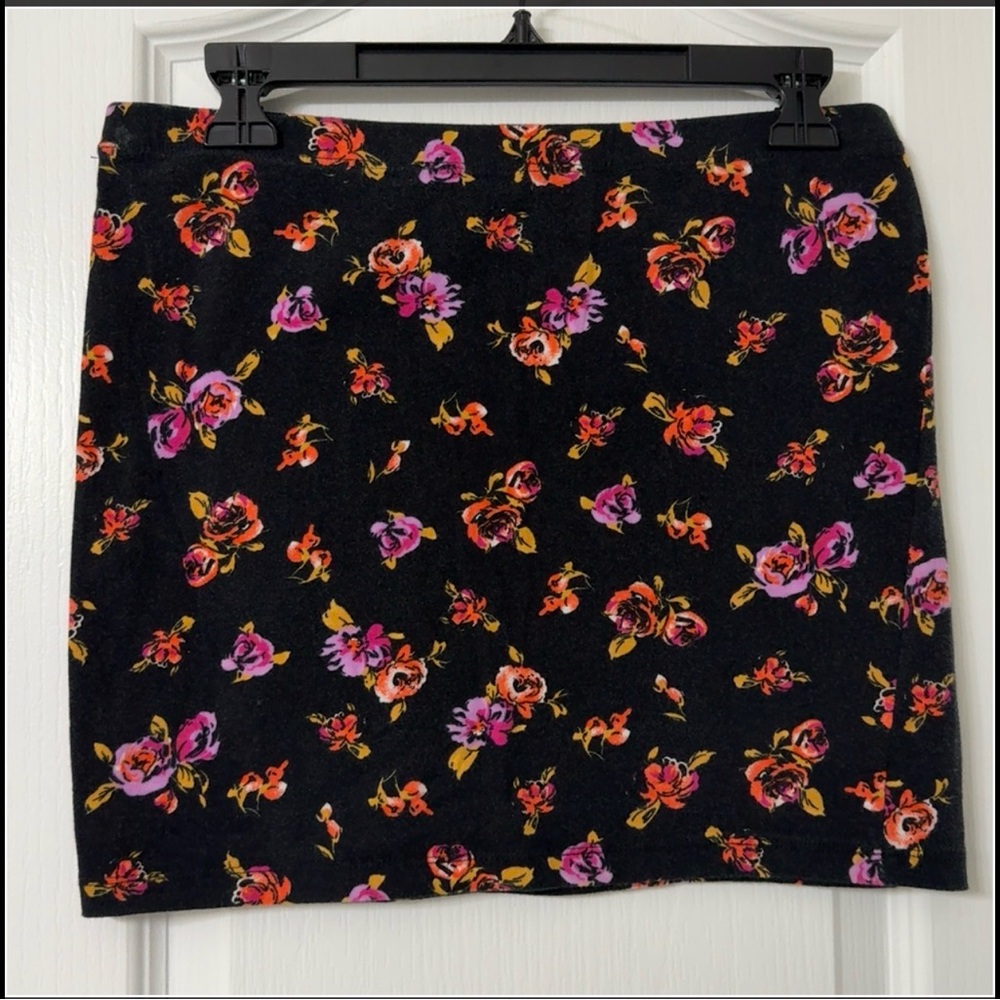 Concert black multicolor floral pull on mini skirt size L